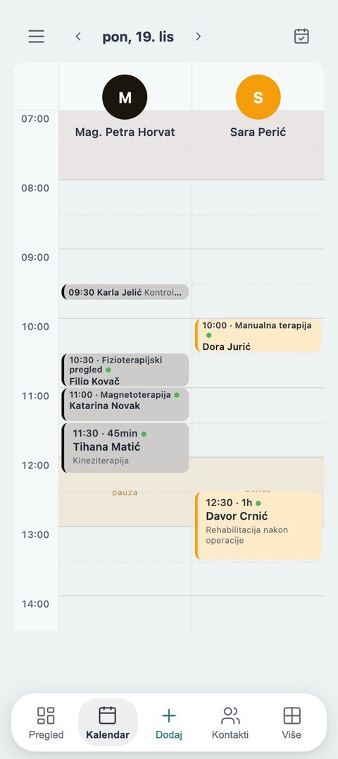 Dnevni kalendar na mobitelu s odvojenim stupcima za dva djelatnika, terminima pacijenata i pauzom u podne