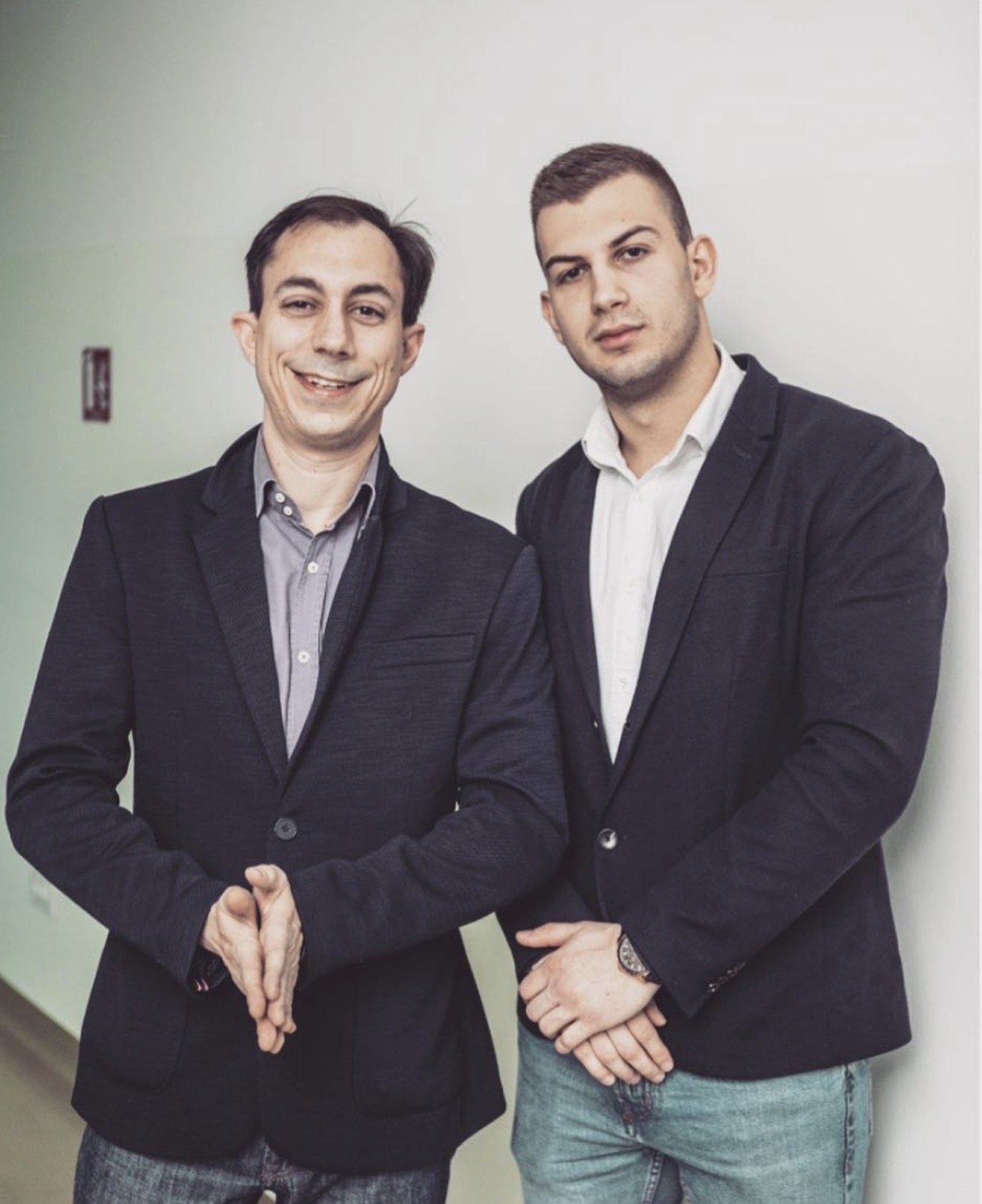 Fran Maurović s kolegom iz poliklinike, obojica u tamnim sakoima